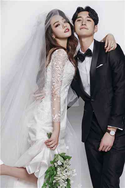 一站式婚纱摄影解决方案：AI智能生成个性化婚纱照及婚礼照片