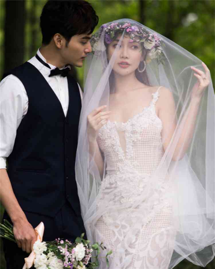 一站式婚纱摄影解决方案：AI智能生成个性化婚纱照及婚礼照片