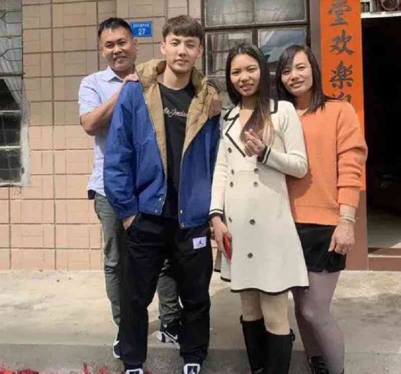 抖音AI合照新功能：一键生成全家福，探索如何拍出完美家庭照片