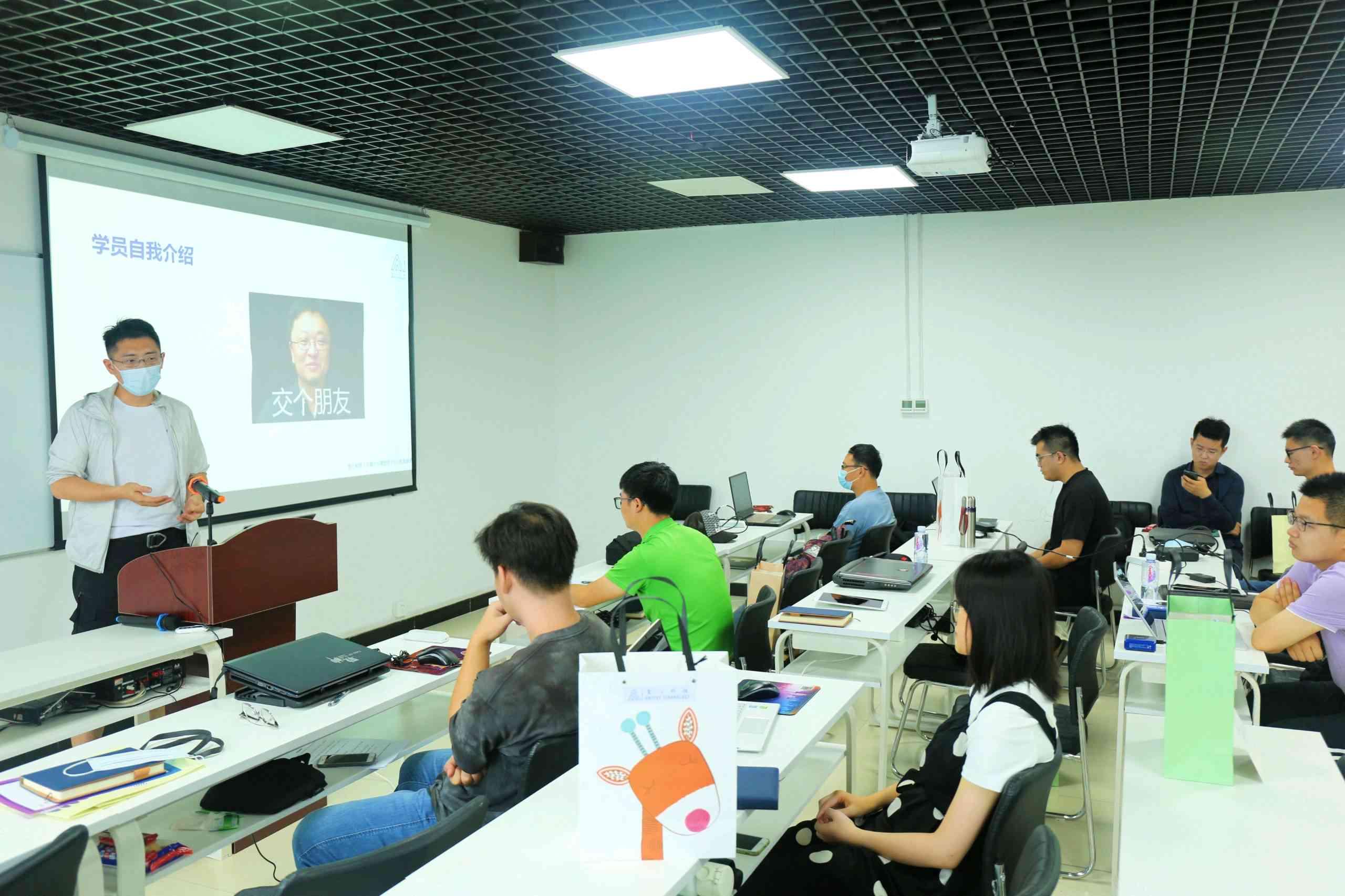 全面掌握平面设计：AI软件应用与实战培训课程，助力职业发展