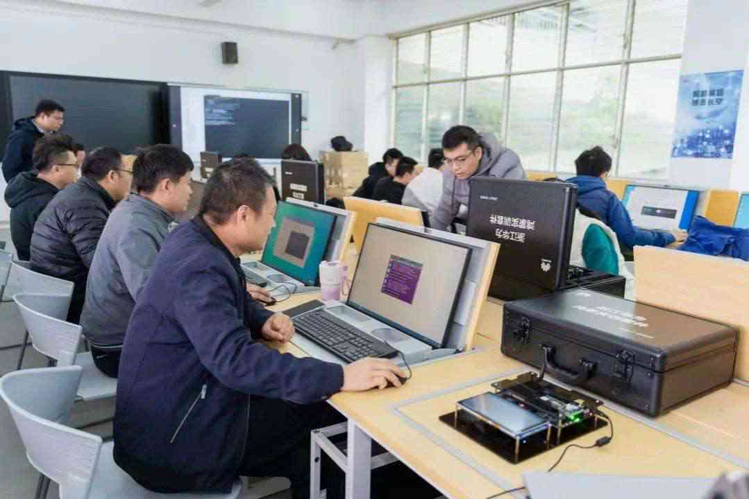 州高校职业技能培训基地：瑞安市跨省异地实训设与数据支持教育平台