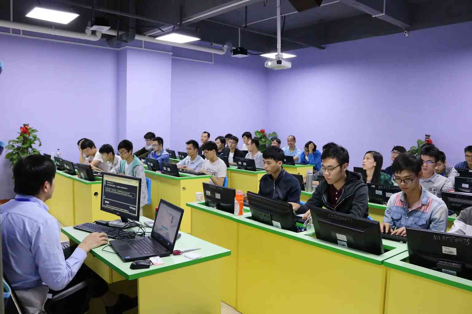 州IT培训机构一览：全面盘点州地区热门计算机培训课程与机构指南
