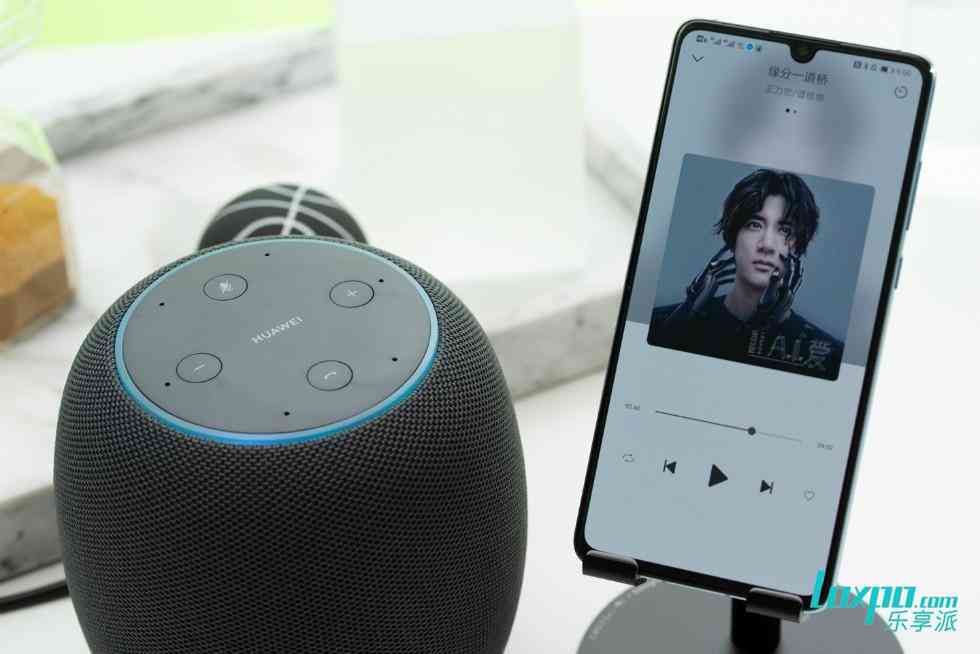 如何在手机上关闭AI生成提示声音功能