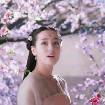 她的精致妆容令人赞叹：自己精心化妆的文案分享，朋友文库精选句子说说