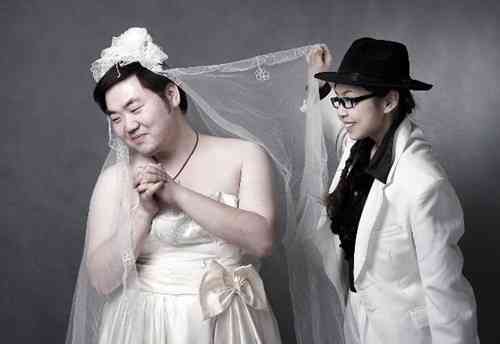新娘穿着婚纱搞笑句子大     ：婚礼上的幽默子与婚纱照趣事