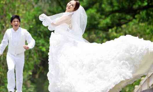 新娘穿着婚纱搞笑句子大     ：婚礼上的幽默子与婚纱照趣事