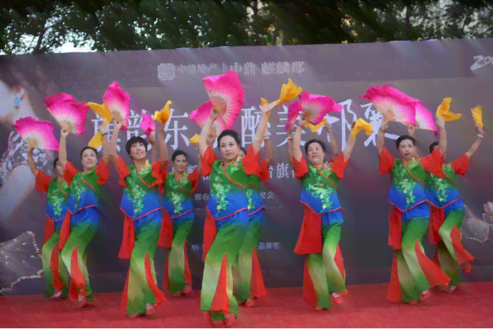 圣诞风格个性化写真摄影：打造独特节日氛围，捕捉馨时刻
