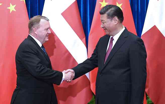 丹麦首相公开场合多次笑场引关注：原因、影响及幕后花絮全解析