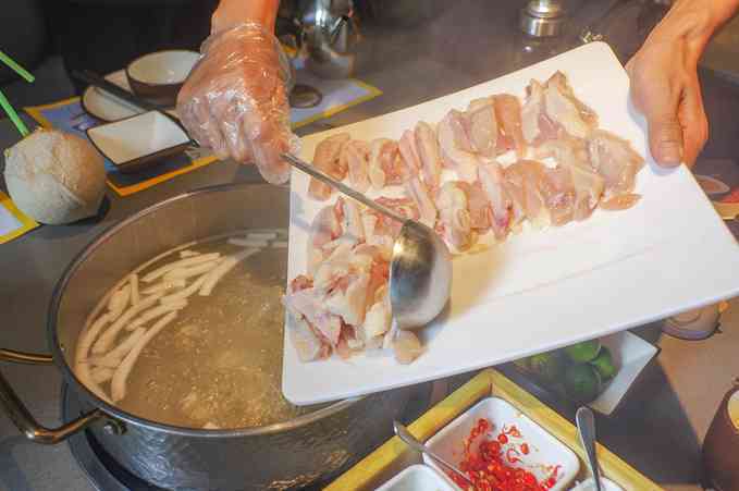 朋友同行，美食探店文案精选100字