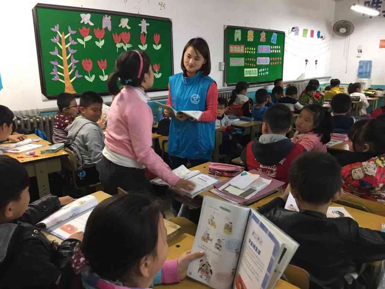 在教室里，阳光照耀下的学知识文案，适合校园氛围的馨启示