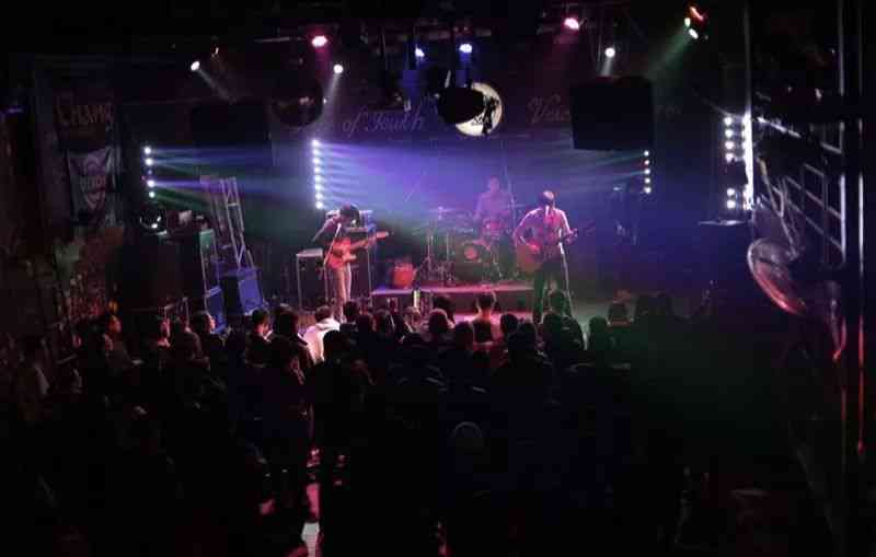 酒吧直播文案ai：嗨翻现场直播，蹦迪Livehouse酒吧狂欢夜