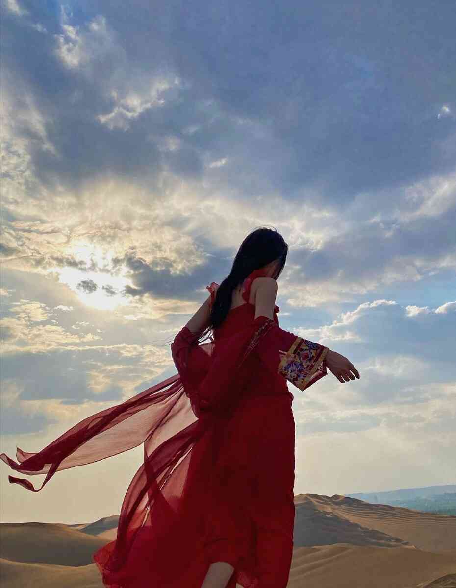 美女唯美文案：沙漠红衣佳人，高级短句精选，简短意境之美