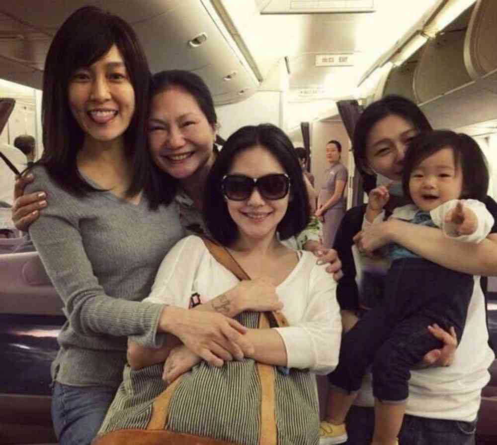 亲密瞬间：全方位姐妹合照精选，涵不同场合与风格