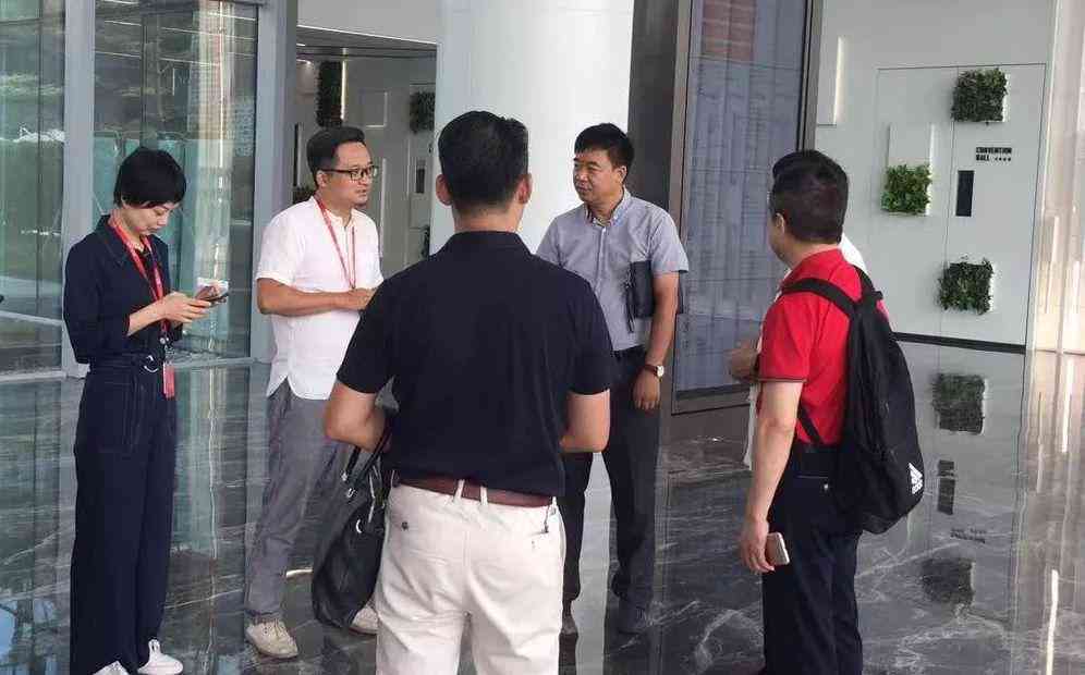 AI 调研报告：智能生成免费范文工具
