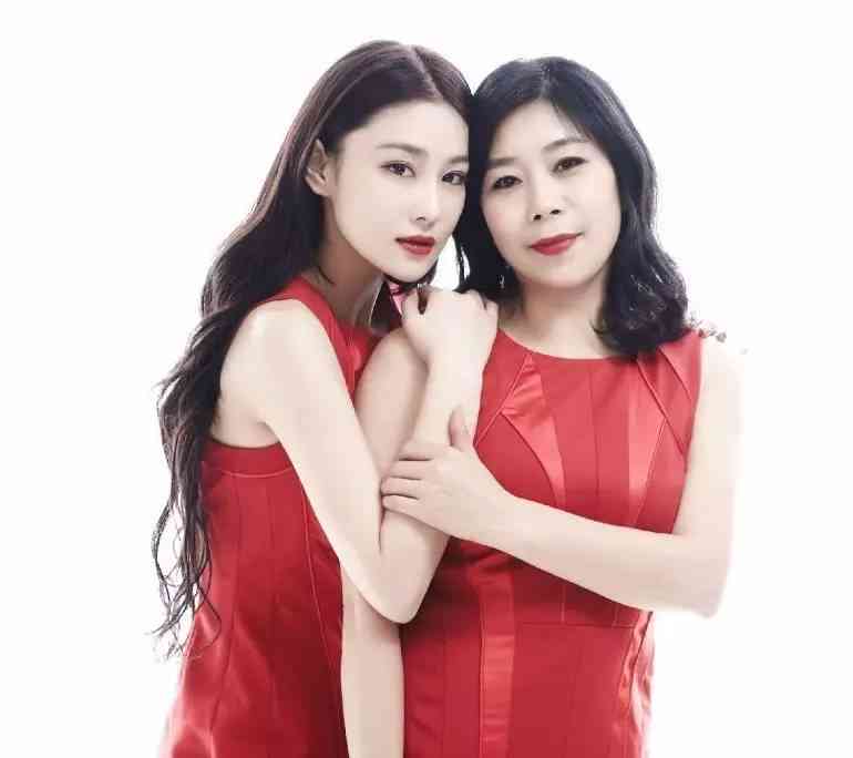 AI技术助力母女创意合照：打造独特情感联结的智能摄影方案