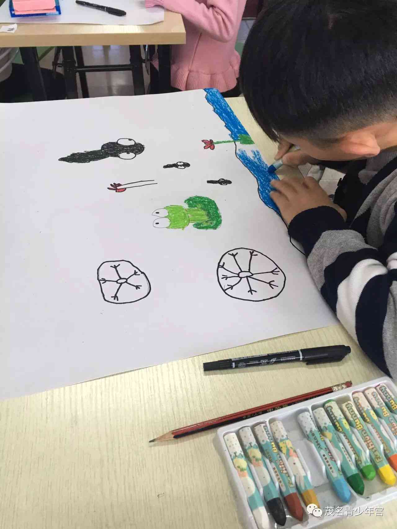探索宝宝画画的色彩世界：如何用绘画文案记录孩子的朋友与成长