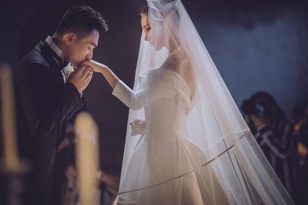 ai婚纱好几套文案