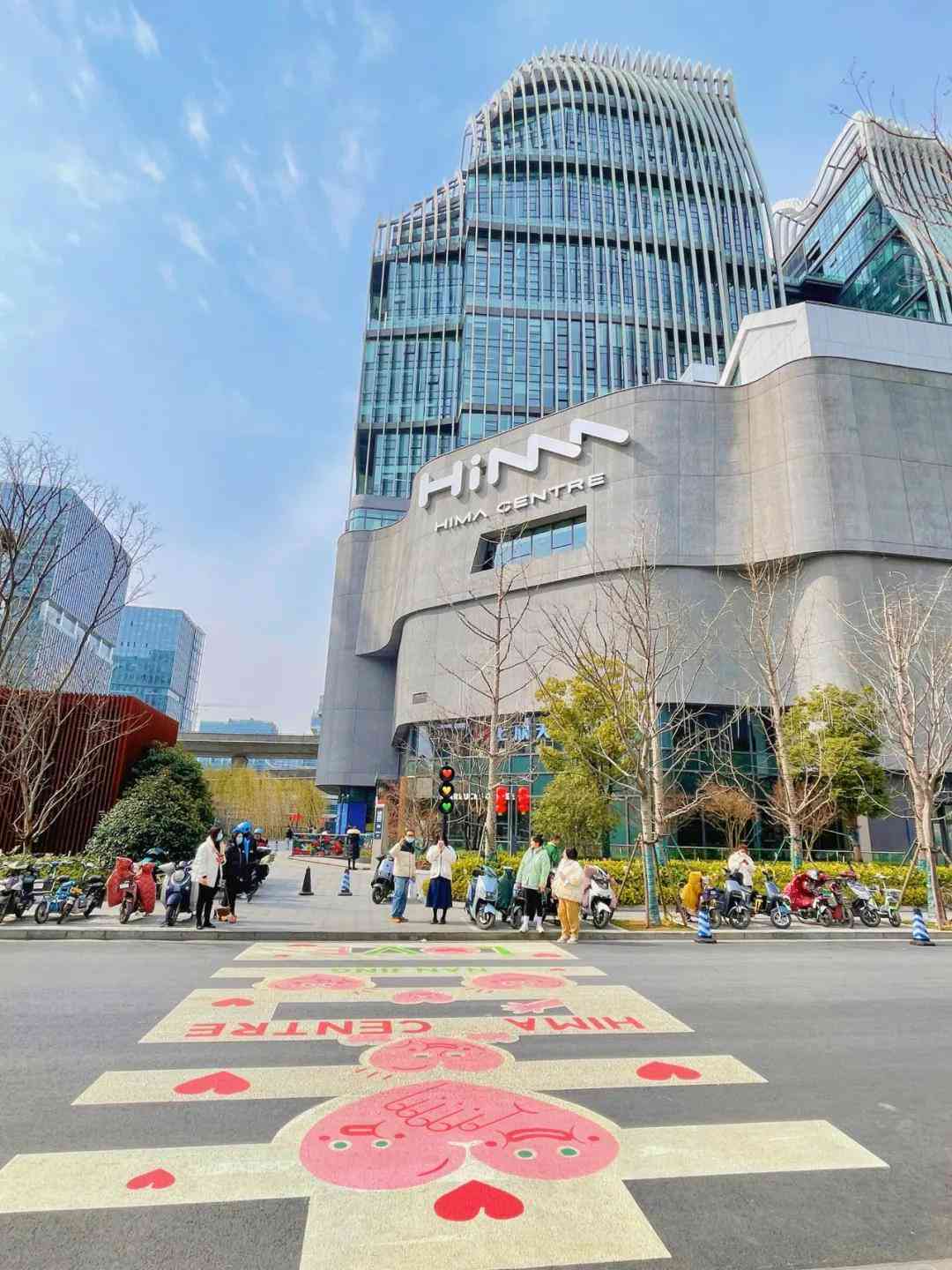 爱心斑马线打卡地：浪漫马路拍照新热点