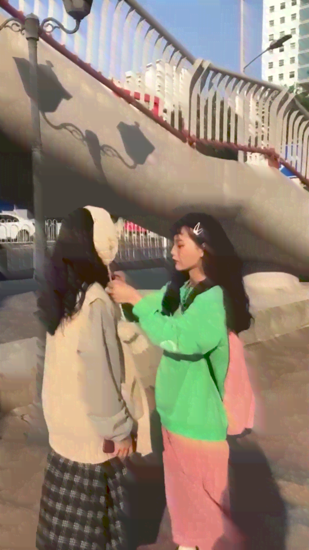 夫妻拍婚纱照：偶遇军训大学生，地震突袭，闺蜜鞋子跑掉瞬间记录永恒