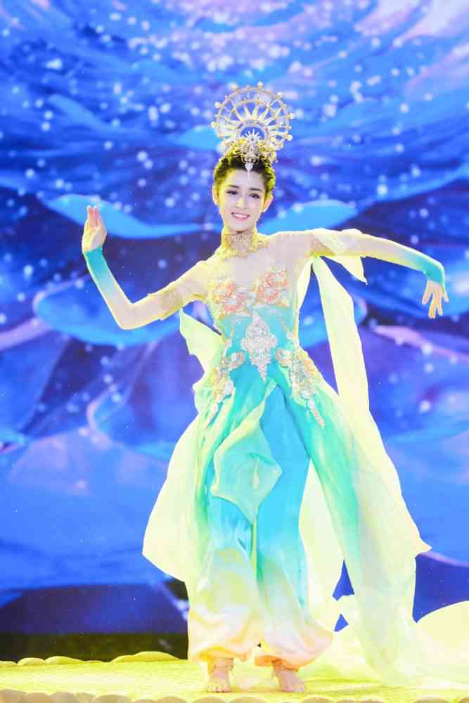 古风美女曼妙舞姿，AI打造绝美舞蹈视频