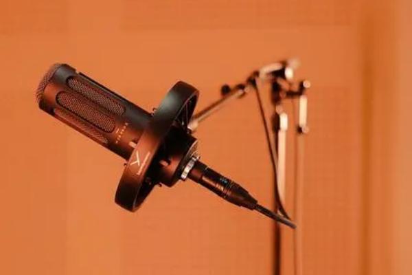 文案配音该用自己的声音还是ai