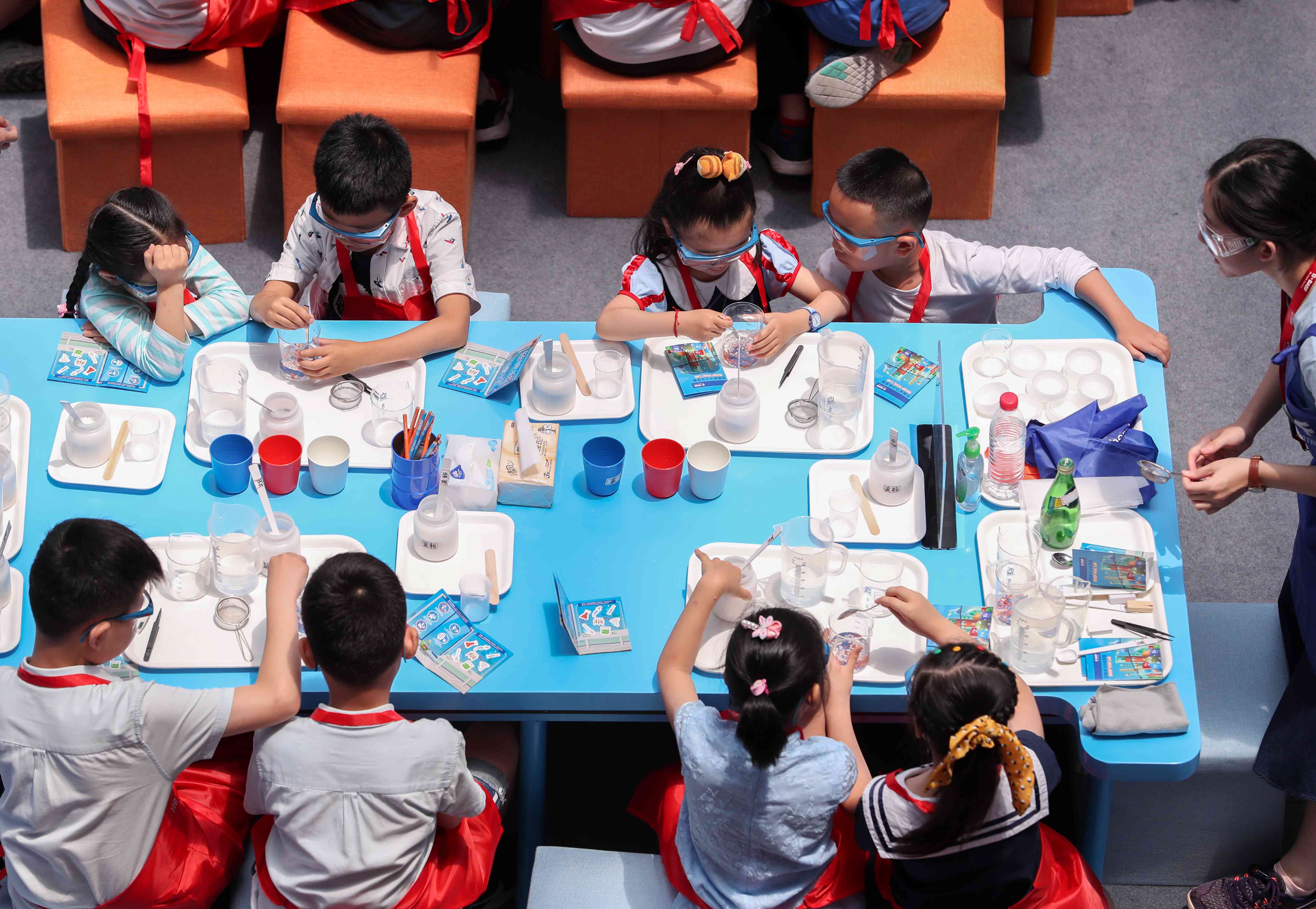 幼儿园科技课程宴：孩子们的科学实验探索之旅——科技节活动文案汇编