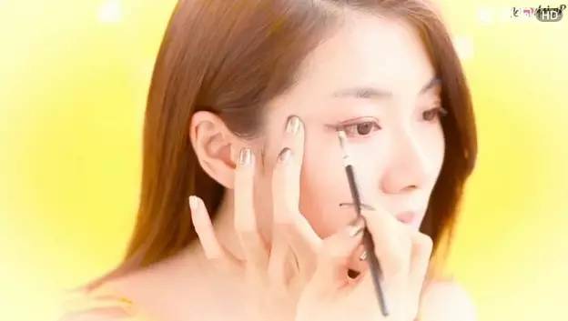 让你热爱化妆，绽放自我美丽的妆容文案：朋友间的美丽文库分享