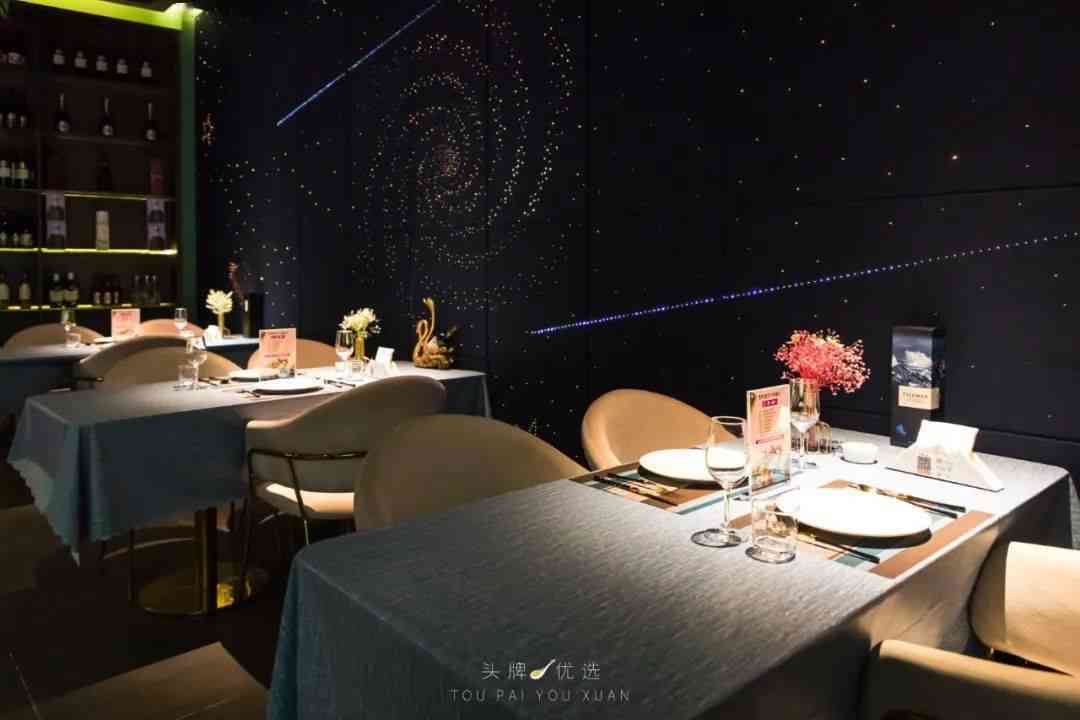 星空璀璨·旋转餐厅美食之旅：朋友圈独特文案分享