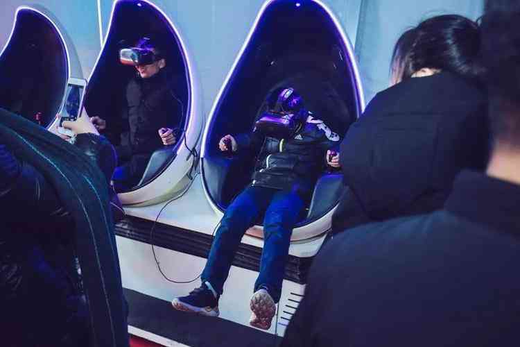 探秘虚拟世界：潜行VR沉浸体验之旅