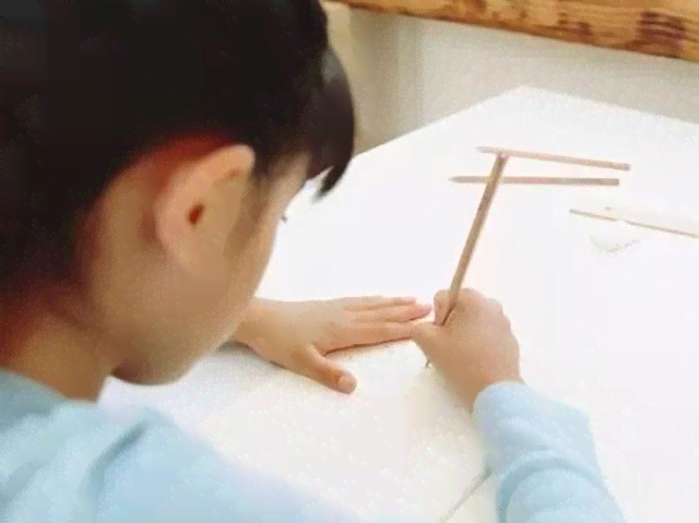 家长陪伴孩子写作业的正确打开方式：妈妈辅导作业的场景描绘与技巧分享