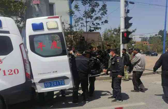 上海快递员遭遇车祸：事故详情、伤者状况及行业安全状况调查
