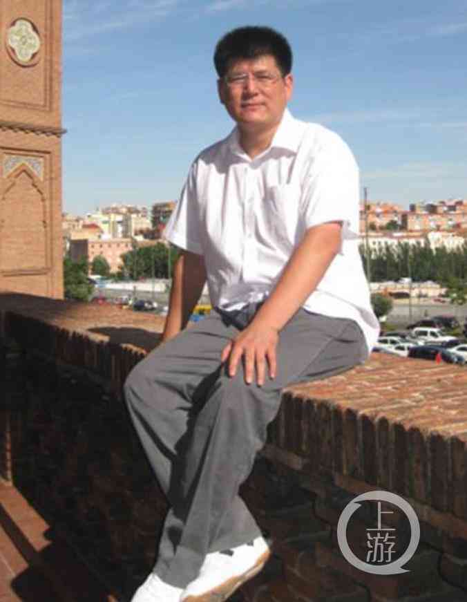 上班中发病算工伤吗：如何赔偿及具体工伤认定与赔偿金额解读