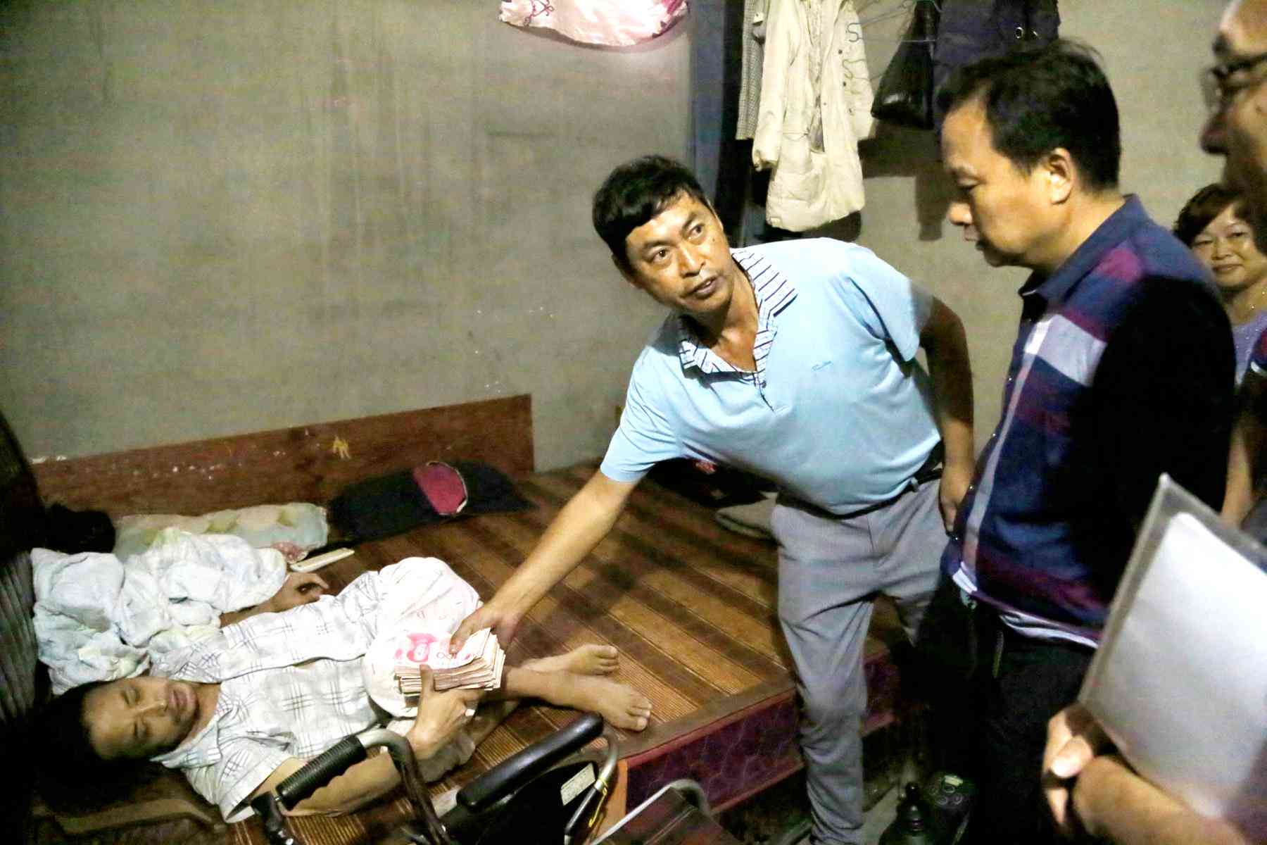 上班被打了怎么赔偿：员工受伤补偿及     指南