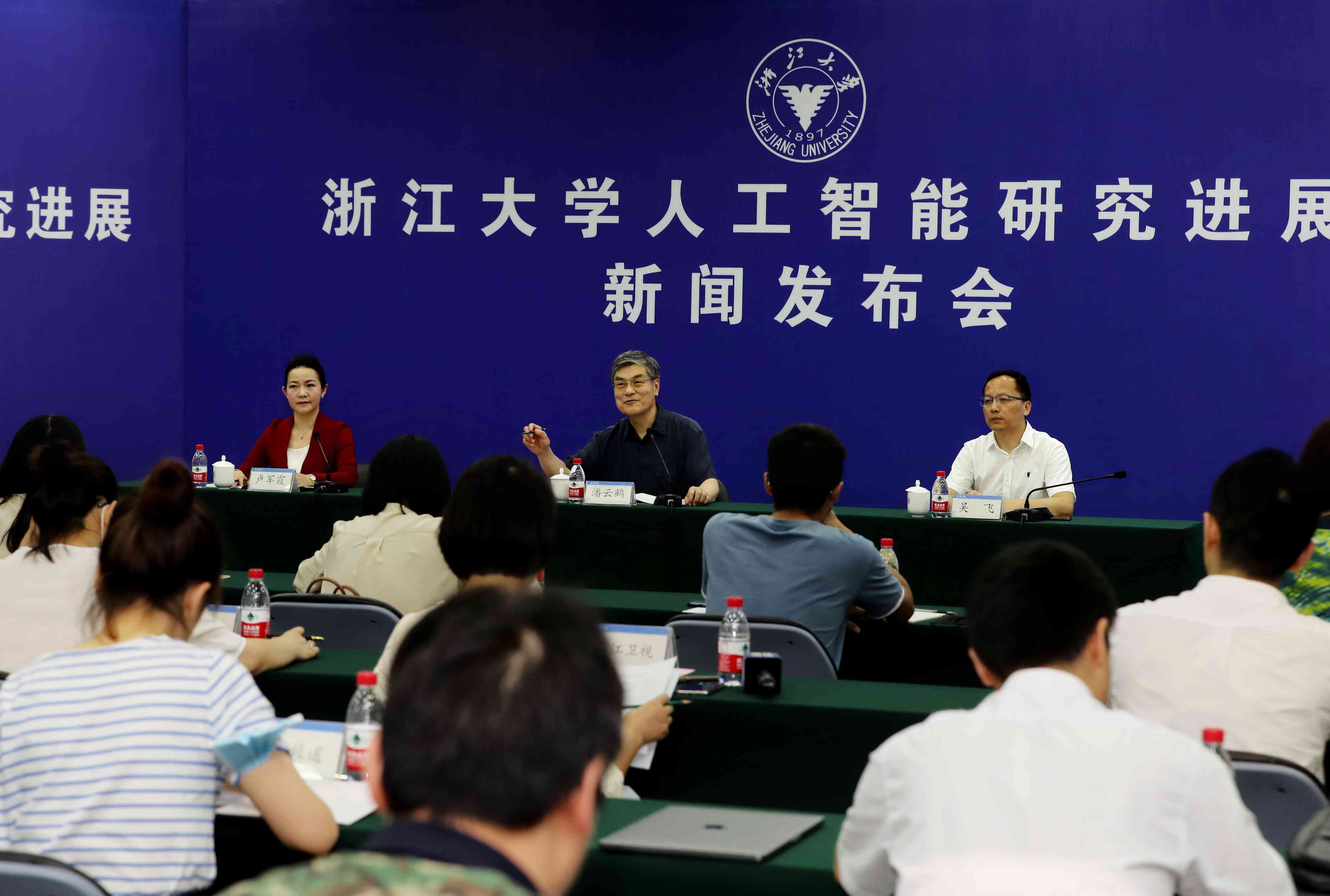 人工智能写作革新下的新闻业：挑战与新闻工作者角色反思