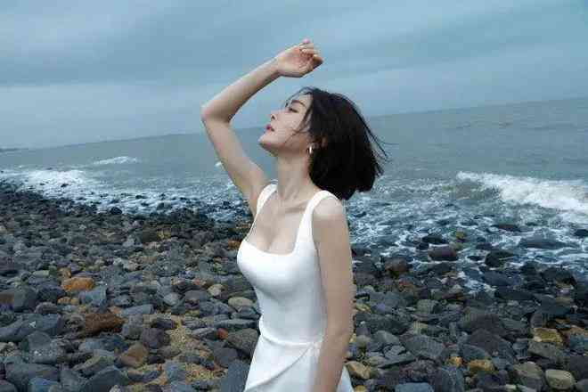 ai绘画海边美女文案怎么写