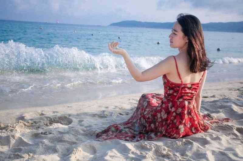 ai绘画海边美女文案怎么写