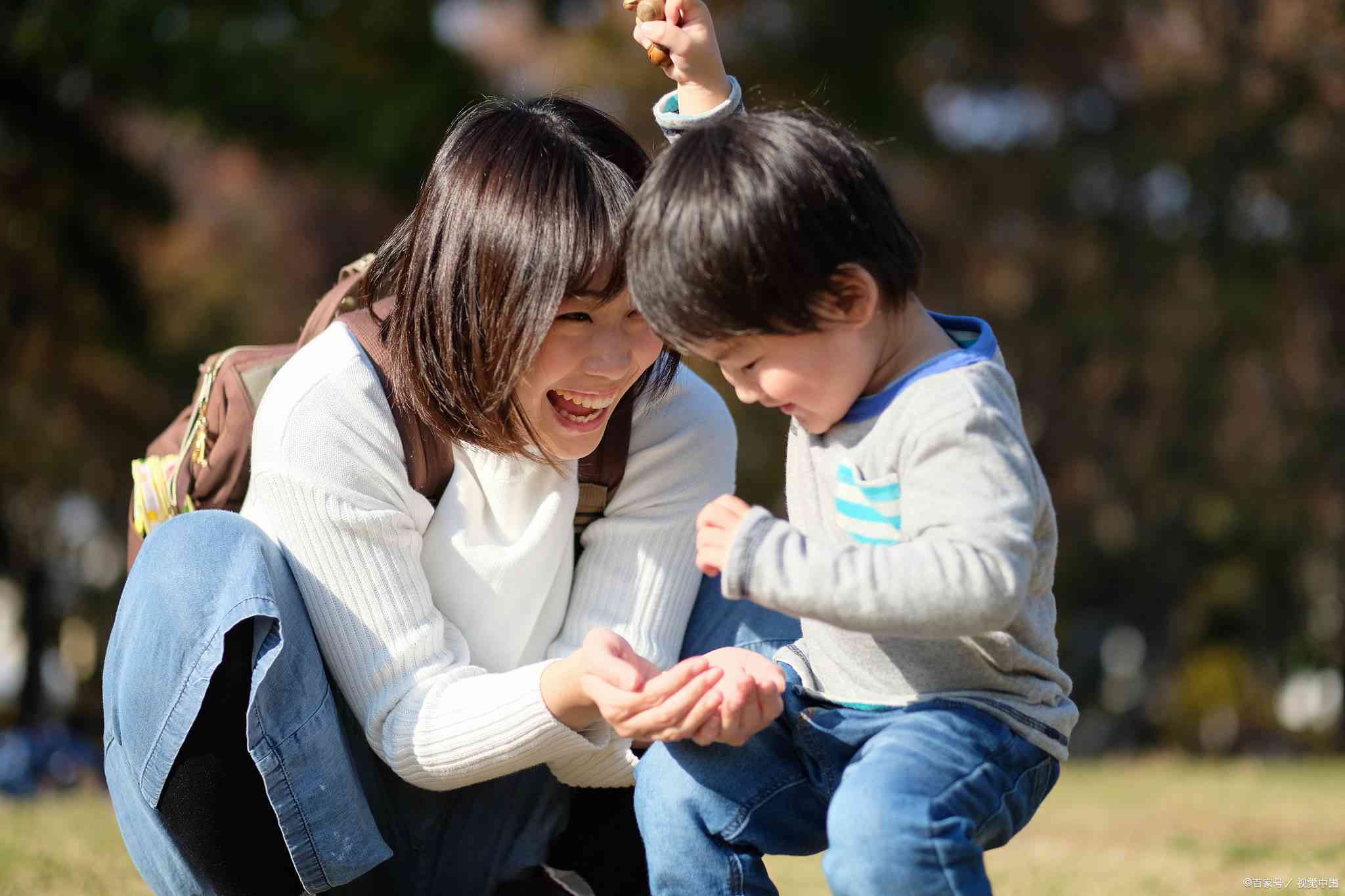 跟团旅游的说说：孩子独自出行体验与心情分享，朋友圈精彩文案句子