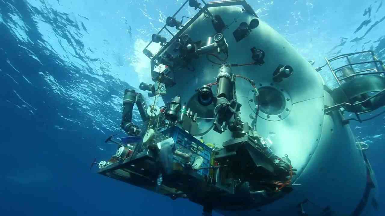 AI创作水下探险：揭秘深海奇观与未知生物的奇幻之旅