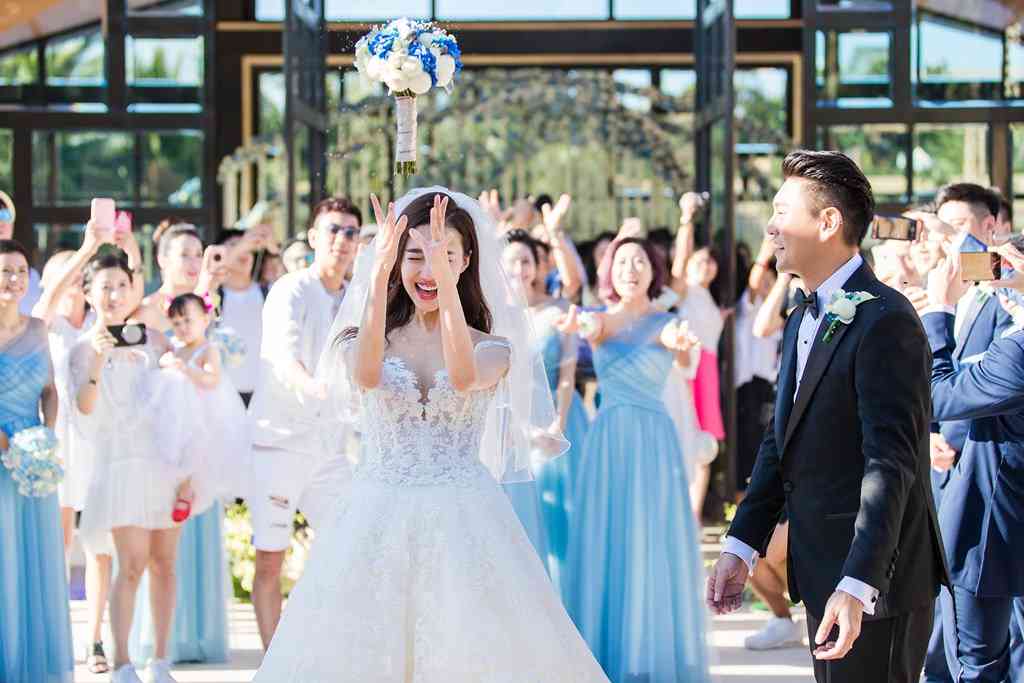 梦幻婚礼时刻：利用AI技术一键生成专属定制婚纱照