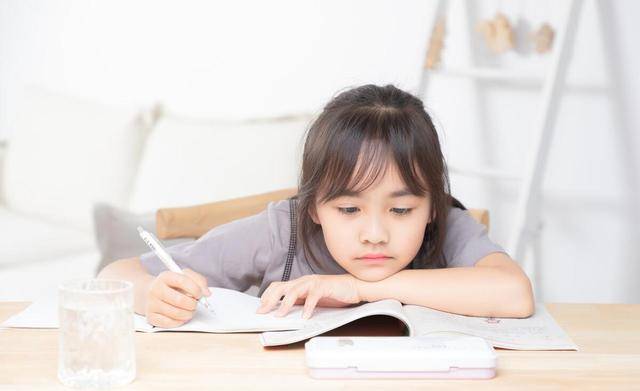 ai写作小学生可以学吗：女生及现今年龄适用性探讨
