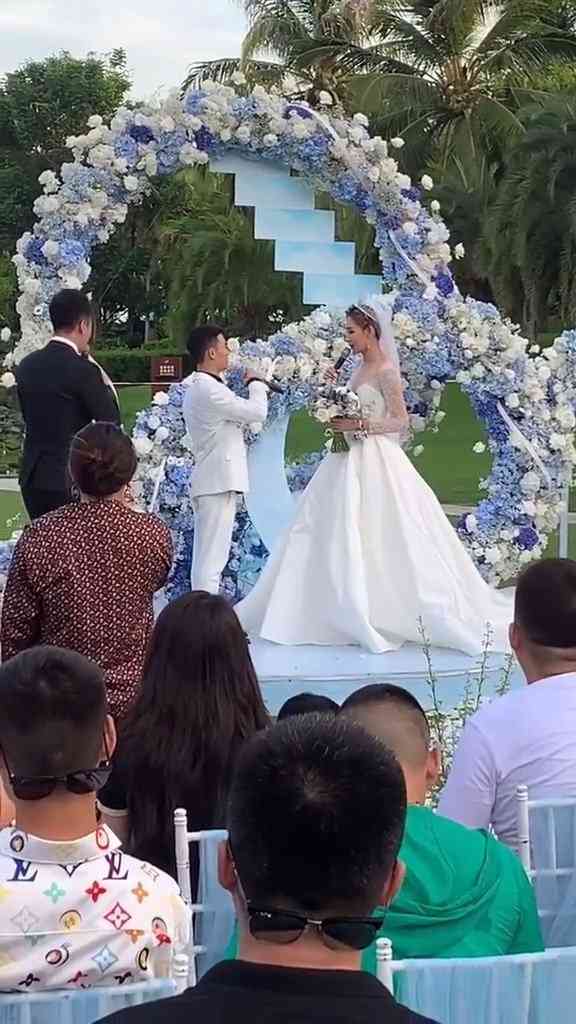 ai婚纱变脸文案短句搞笑：婚礼现场欢乐搞怪，瞬间变脸笑翻全场