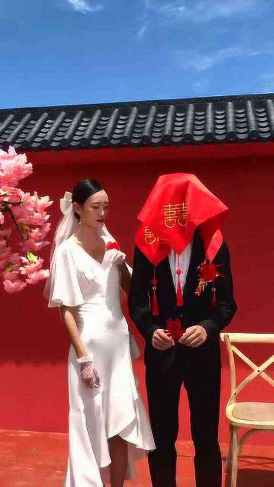 ai婚纱变脸文案短句搞笑：婚礼现场欢乐搞怪，瞬间变脸笑翻全场
