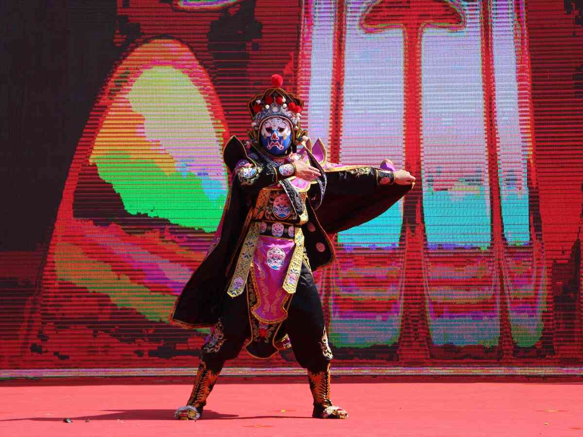独特变脸艺术，倾城婚纱瞬间
