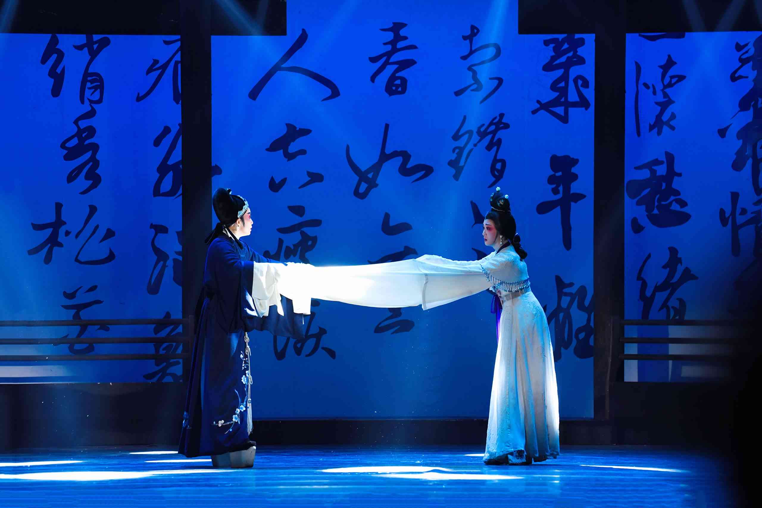 探索爱情之美：经典艺术作品中的爱情主题解析