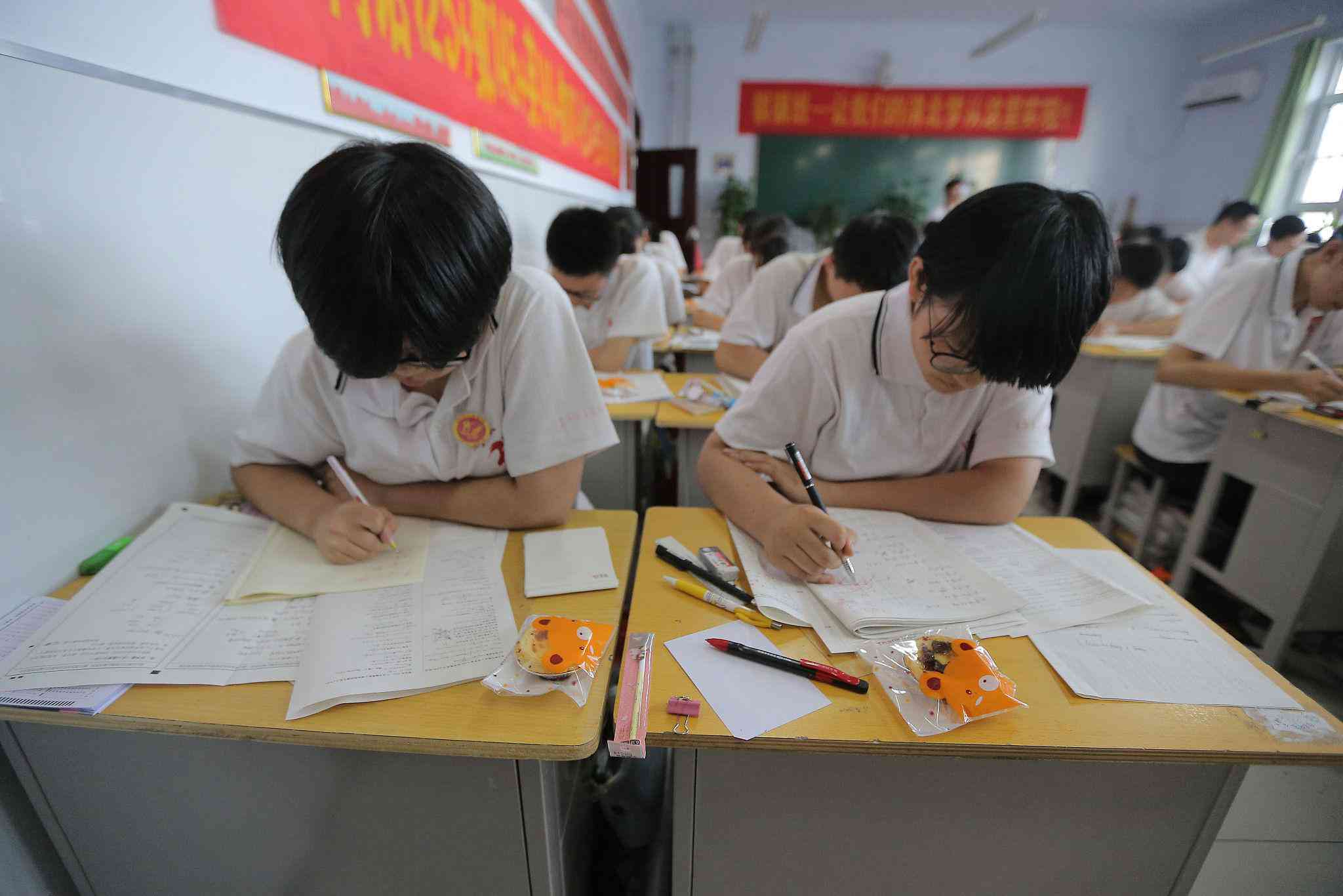 智能作文批改网：一站式智能批改作文软件与在线服务，支持公众号使用