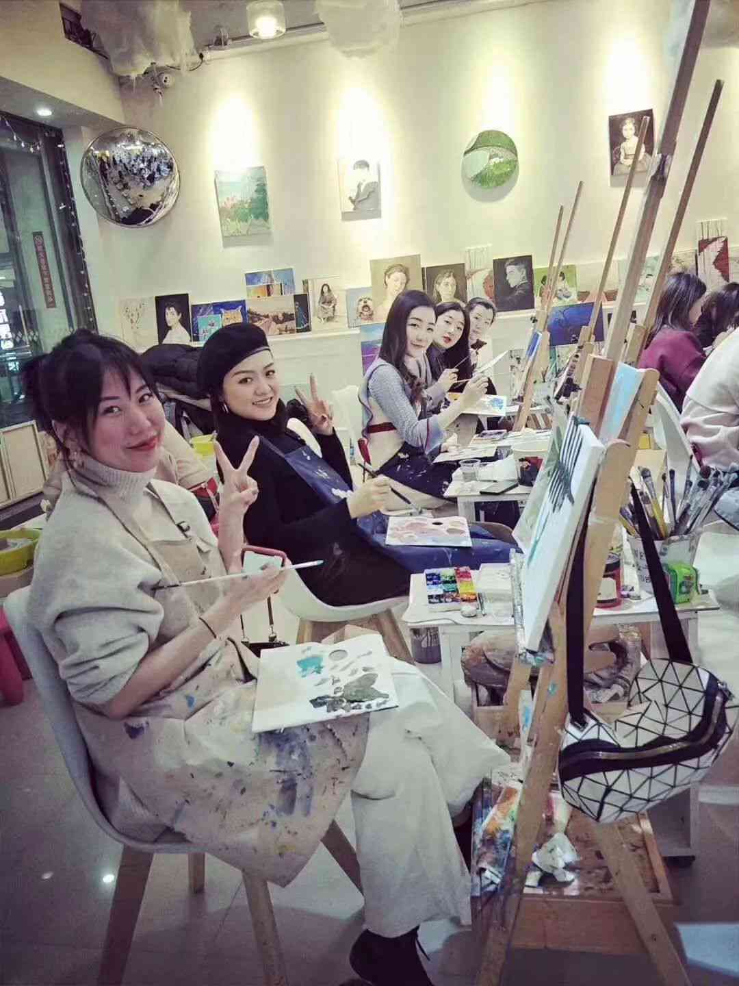 白衣天使艺术创作：医护人员心灵画卷展