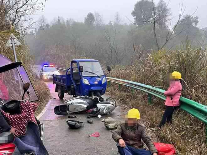 '两人相撞导致一方受伤，紧急报警求助处理事故'
