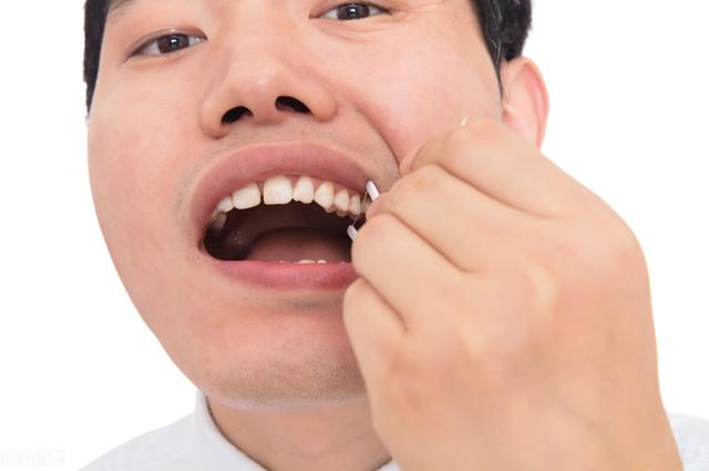 两颗门牙松动了要拔掉吗？原因、处理方法及费用解析