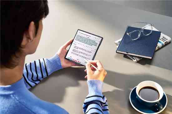 掌握三星Galaxy Fold5 AI智能写作助手：轻松创作各类文案的全面指南