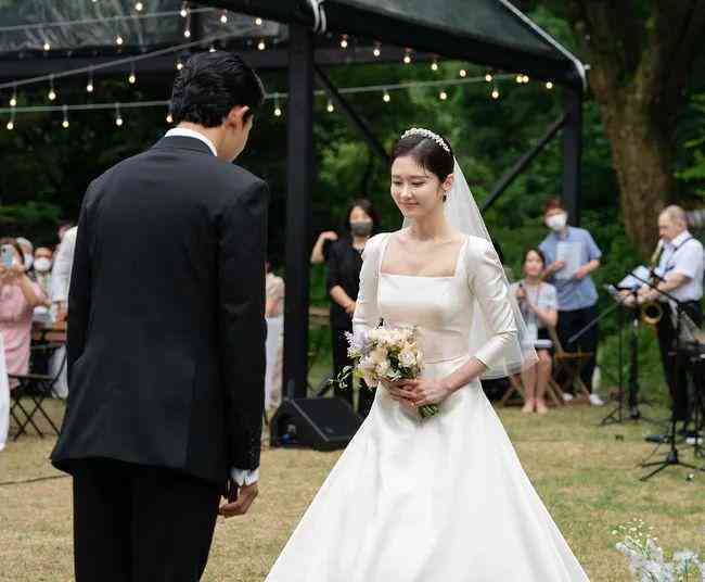 婚纱写真的文案：一人独照，简短句子，情感丰富，如何撰写？